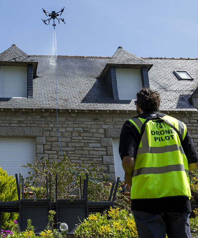 Drone Toiture, nettoyage toit propre, efficace et sans échelle.