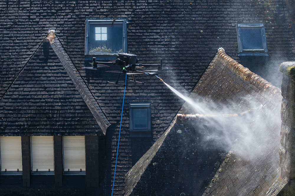 Drone Toiture, nettoyage toit propre, efficace et sans échelle.